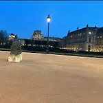Chic Stay Near Louvre & Eiffel Tour