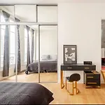 Chic Stay Near Louvre & Eiffel Tour
